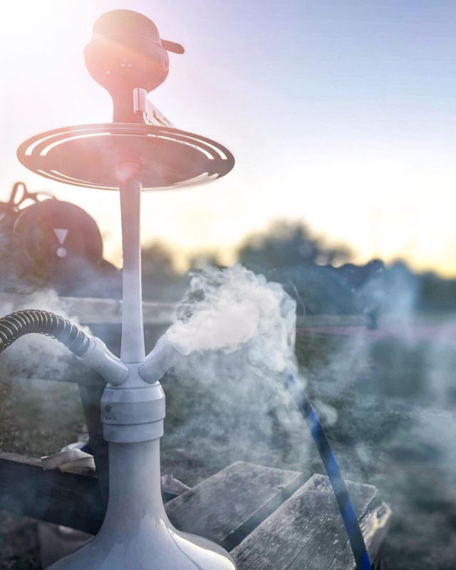 Une session couché de soleil 🌅 avec la Alexander V2 spéciale édition Jiikson. 
Sunset session 🌅 with the Alexander V2 special edition Jiikson.
📸 Valentin
#chicha #sunset #narguile #chichatime #shisha #narguileiros