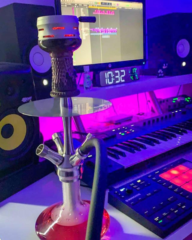 C’est donc ça le secret pour faire un tube ? 🎶
Is it the secret to make a hit song ? 🎶
📸 @monsieur_mrqs 
#chicha #hookah #wasserpfeife #shisha #shishatime #beatmaking